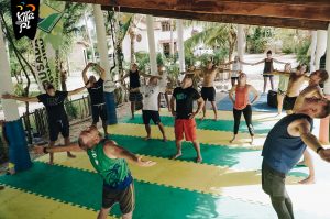 Rozciąganie podczas wyjazdu kitesurfingowego do Brazylii