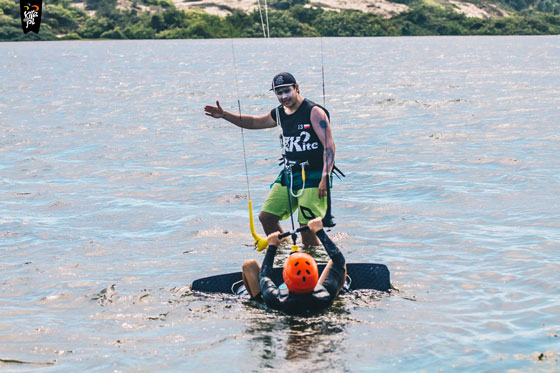 Instruktor uczący kitesurfingu