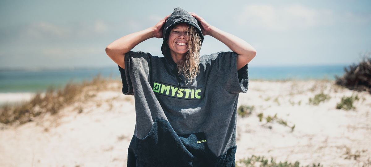 Dziewczyna w poncho Mystic.