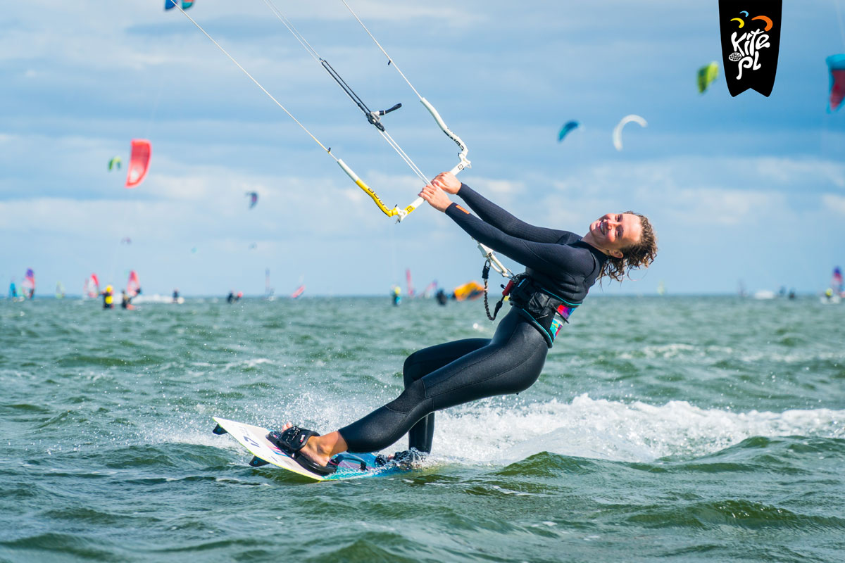 Dziewczyna na kitesurfingu