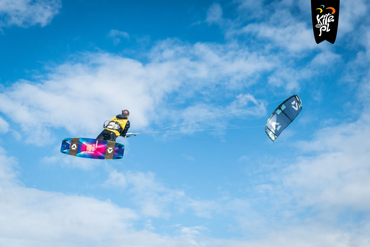 Kitesurfer skacze
