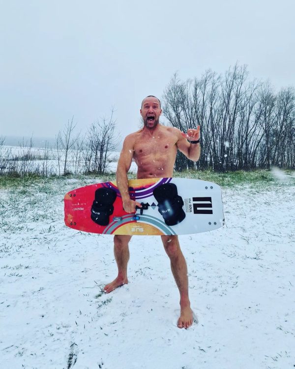 Łukasz Ceran kitesurfing w zimie